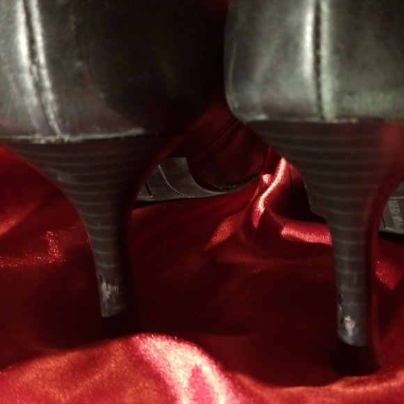 Black leather pumps with bow detail - Picture 3 of 8